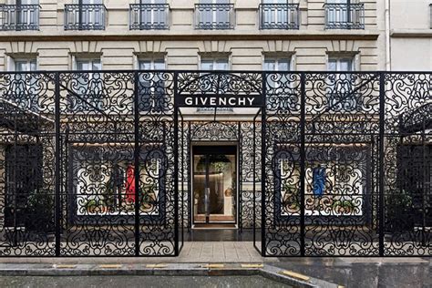 GIVENCHY Thương hiệu đắt giá về thời trang.